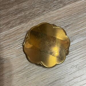 Vintage Gold Flower-Shaped Makeup Compact Mirror 🪞